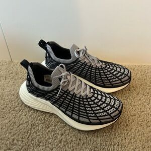 APL Women’s techloom zipline size 5.5